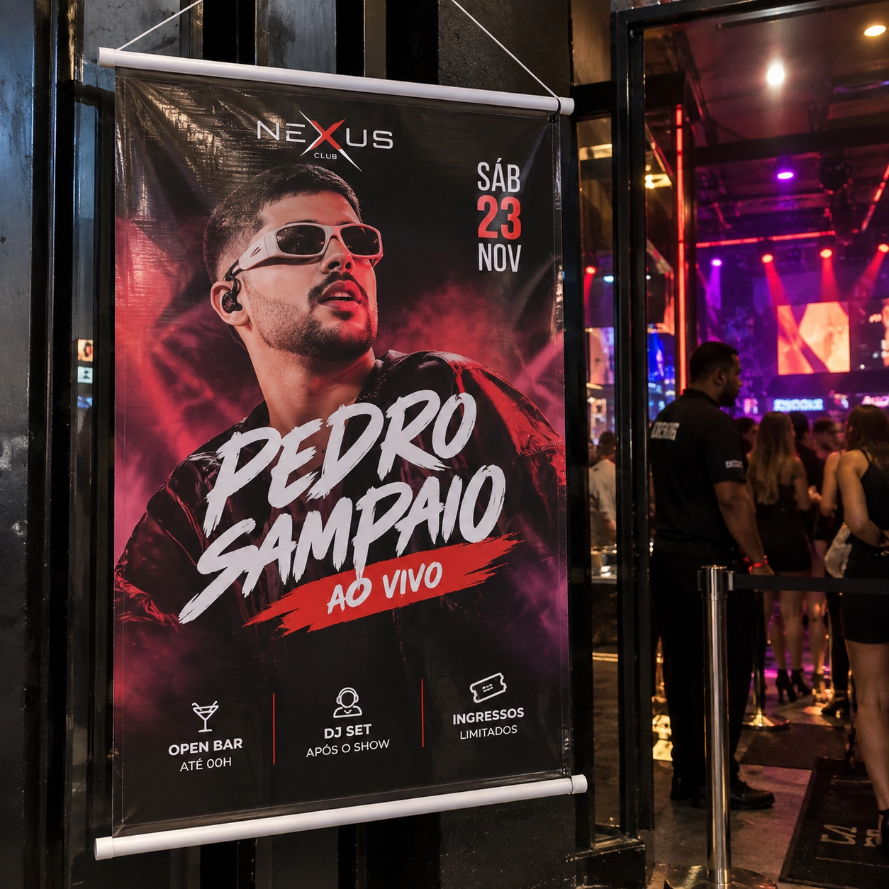 Banner em lona com bastão e corda pendurado na entrada de uma casa noturna, divulgando show ao vivo com open bar e ingressos limitados
