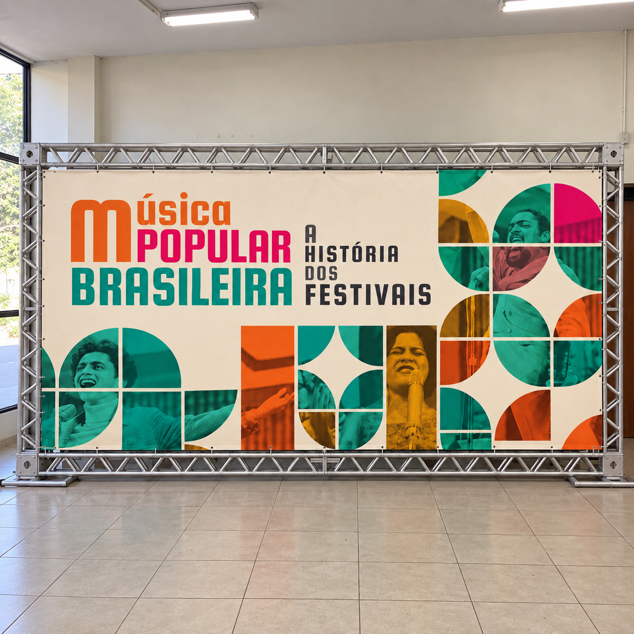 Backdrop personalizado para eventos sobre a história dos festivais de Música Popular Brasileira, instalado em estrutura de alumínio