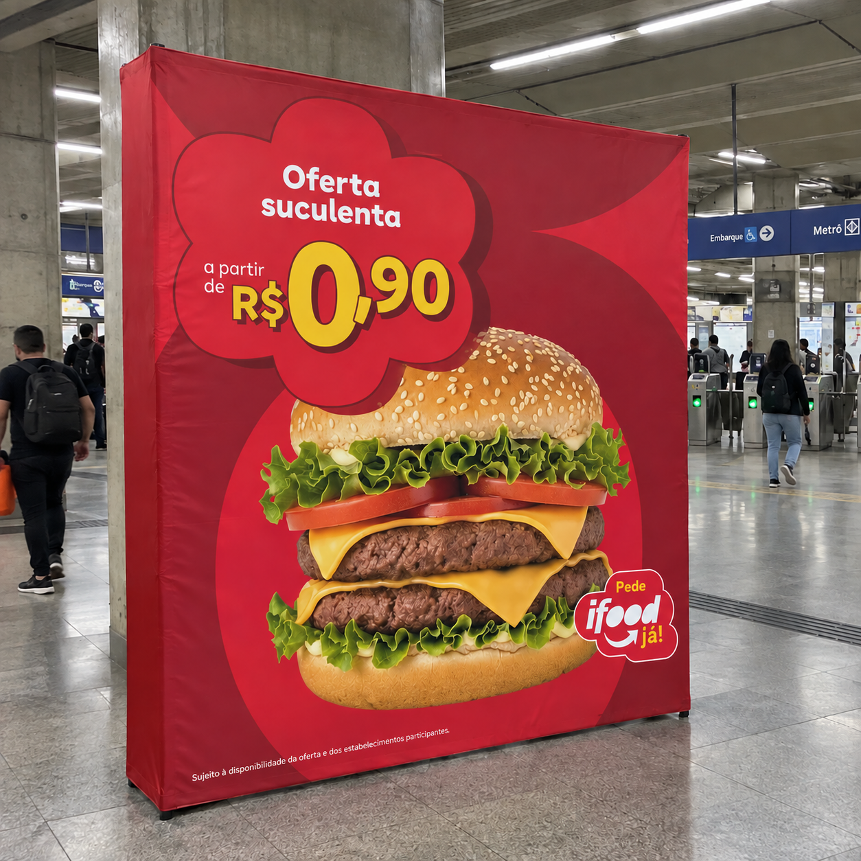 Backdrop em tecido personalizado para ativação de marca iFood, instalado em estação de metrô