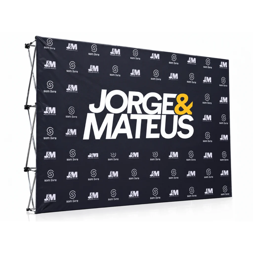 Backdrop retrátil personalizado para evento Jorge e Mateus, com logos Som Livre e J&M