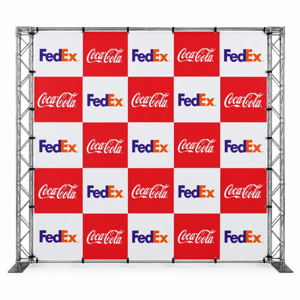 Backdrop personalizado xadrez com logos FedEx e Coca-Cola em estrutura treliça
