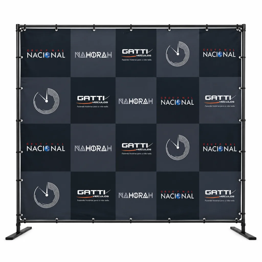 Backdrop personalizado xadrez escuro com logos Gruupo Nacional, Na Horah e Gatti Veículos