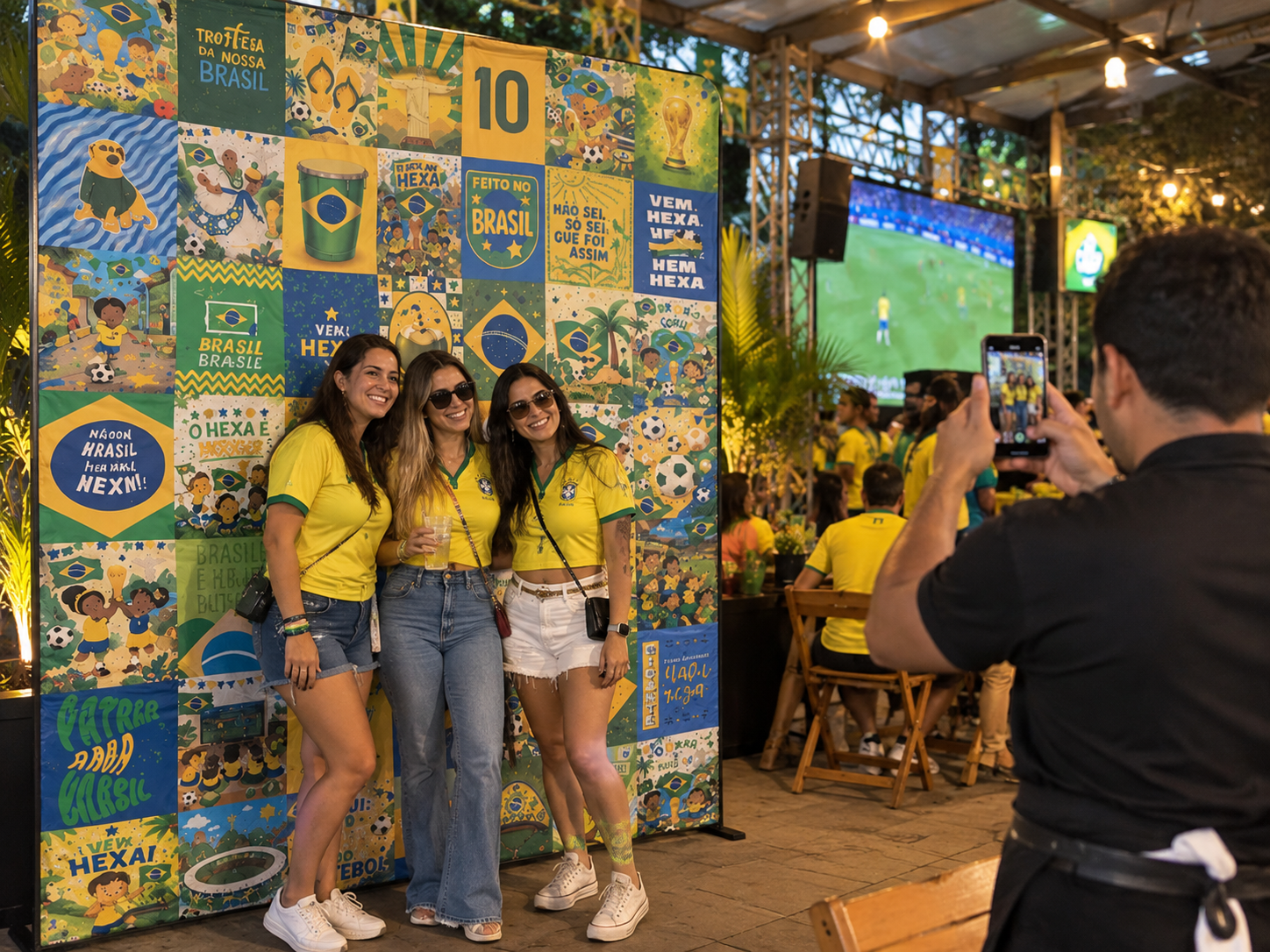 Backdrop personalizado para fotos com tema Copa do Mundo Brasil Hexa, pessoas tirando foto em evento esportivo