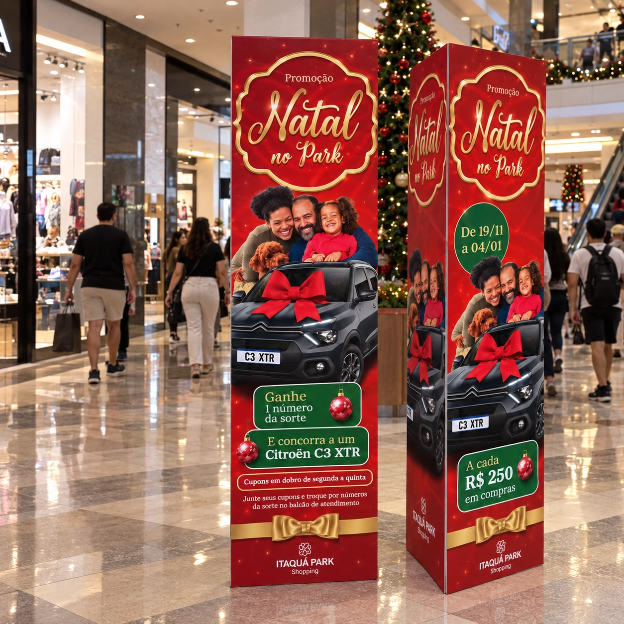 Totem triedro personalizado de três faces com a campanha Natal no Park, em vermelho e dourado, exposto no corredor de um shopping